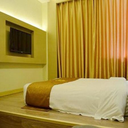 Bella Ingenious Hotel Дуньин Екстериор снимка