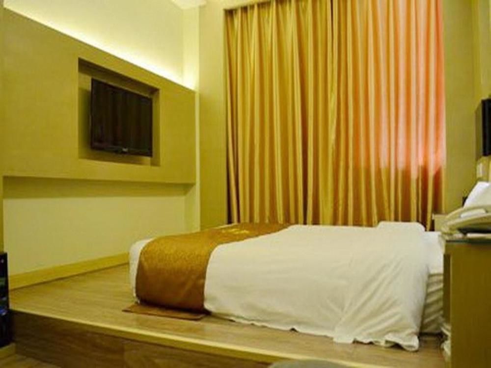 Bella Ingenious Hotel Дуньин Екстериор снимка