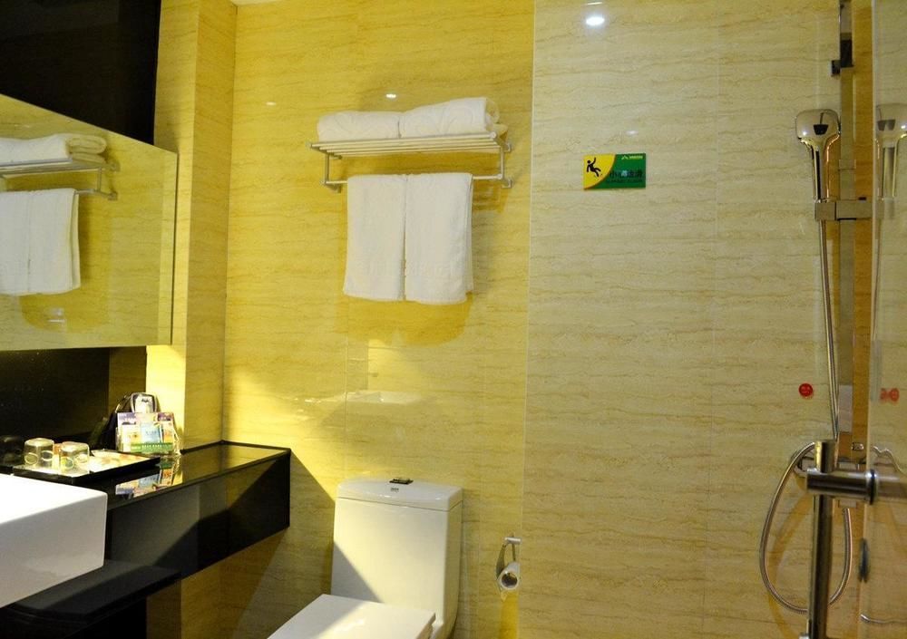 Bella Ingenious Hotel Дуньин Екстериор снимка