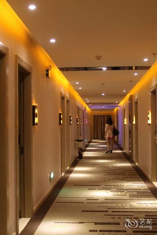 Bella Ingenious Hotel Дуньин Екстериор снимка