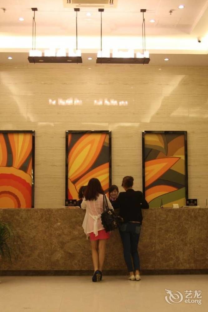 Bella Ingenious Hotel Дуньин Екстериор снимка