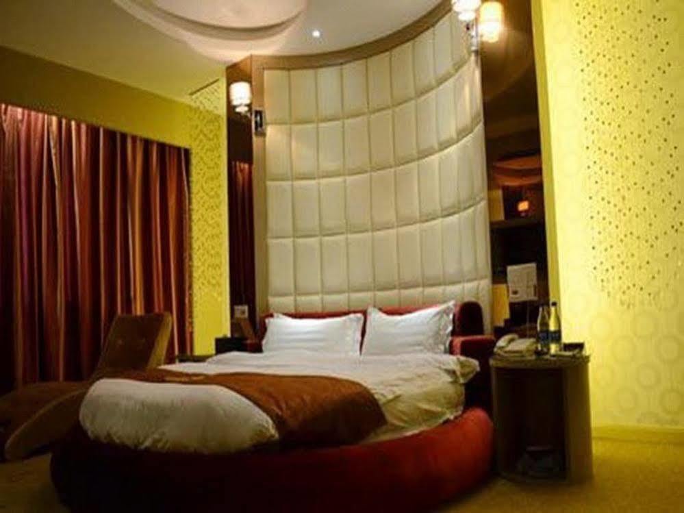 Bella Ingenious Hotel Дуньин Екстериор снимка