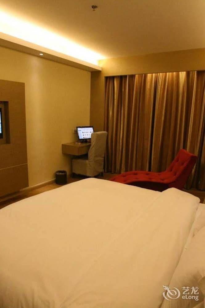 Bella Ingenious Hotel Дуньин Екстериор снимка
