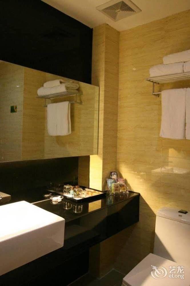 Bella Ingenious Hotel Дуньин Екстериор снимка