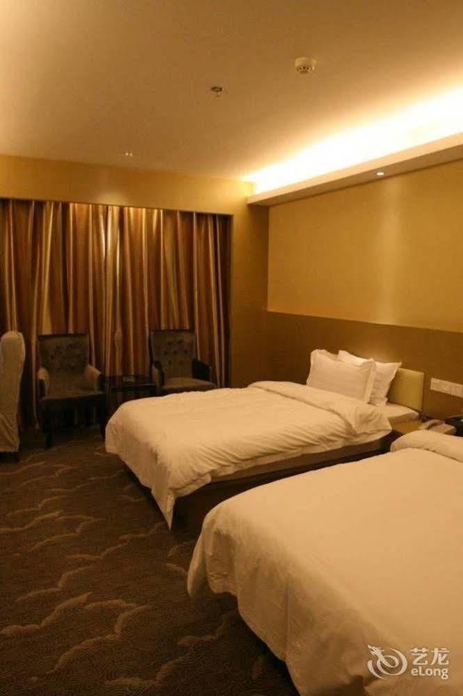 Bella Ingenious Hotel Дуньин Екстериор снимка
