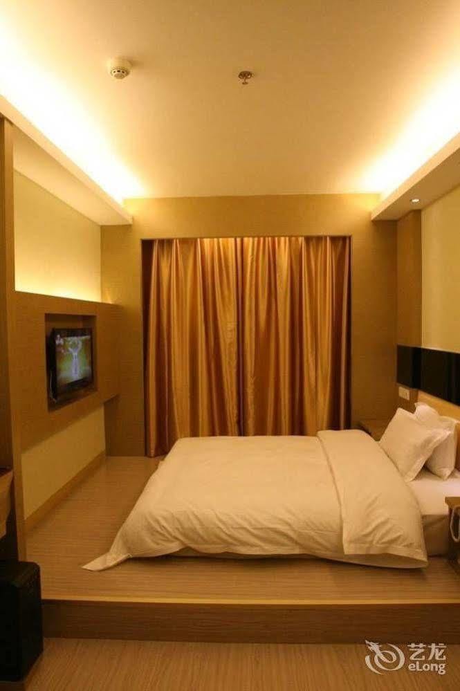 Bella Ingenious Hotel Дуньин Екстериор снимка