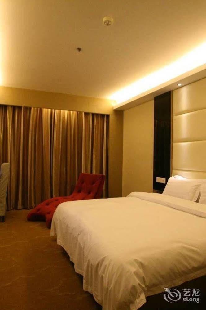 Bella Ingenious Hotel Дуньин Екстериор снимка