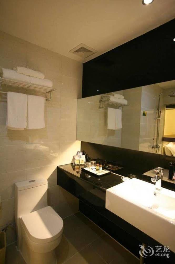 Bella Ingenious Hotel Дуньин Екстериор снимка