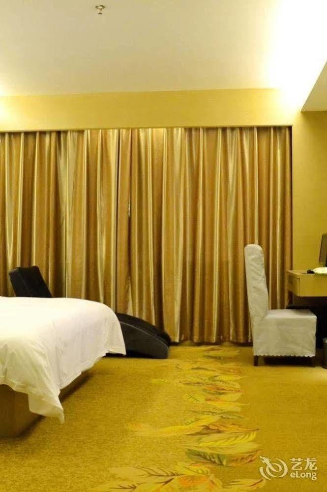 Bella Ingenious Hotel Дуньин Екстериор снимка